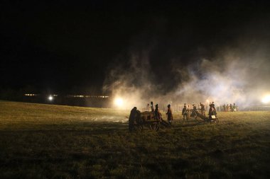 29 yaşında. Kasım 2024: Austerlitz Savaşı, geleneksel canlandırma. 2 Aralık 1805 'te Austerlitz Muharebesi' nde Napolyon birliklerinin topları ve tüfeklerinden çıkan patlamalar ve dumanlar. Sanatsal fotoğraflar