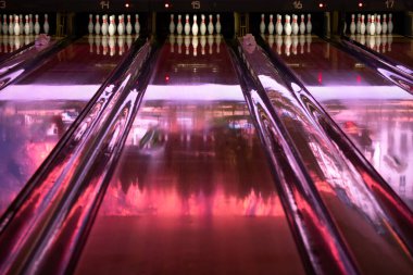 Sanatsal bowling fotoğrafı, duvar kağıdı. Güçlü renkli ışıklandırmalı bovling şeridi. Yeni yapılmış modern bir sokakta bowling lobutlarına yakın durun.