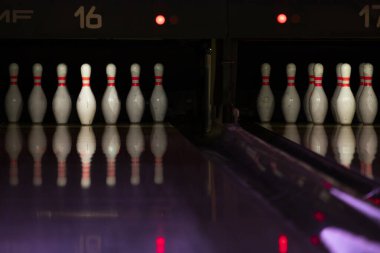 Sanatsal bowling fotoğrafı, duvar kağıdı. Güçlü renkli ışıklandırmalı bovling şeridi. Yeni yapılmış modern bir sokakta bowling lobutlarına yakın durun.
