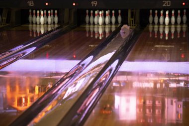Sanatsal bowling fotoğrafı, duvar kağıdı. Güçlü renkli ışıklandırmalı bovling şeridi. Yeni yapılmış modern bir sokakta bowling lobutlarına yakın durun.