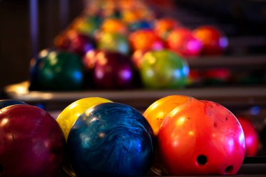 Bowling salonunda bir sürü bovling topu hazırlandı. Clo