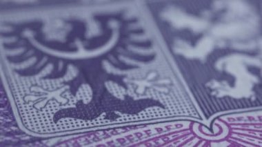 Çek banknotu aşırı detay yakın çekim. 1000 Crowns faturası. Ulusal banka basılı para birimi. Tarama ve yazdırma sembolleri.