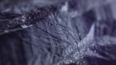 Ametist kuvars. Mor mücevher kristalleri yaklaşıyor. Renkli nadir mineralin dokusu