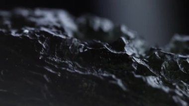 Sert bir göktaşı kayası. Moldavit dokusu. Steroid, kozmik cisim.