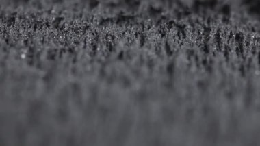  Demir tozu çivileri. Demir dolgularının manyetik alana tepkisi. Görselleştirme. Manyetik parçacıkların dokusu. Siyah beyaz fütüristik arka plan, kirpi dokusu