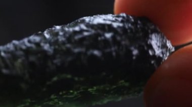 Moldavit Mücevher Taşı aşırı yakın çekim. Çek Cumhuriyeti 'nden değerli tektit. Yeşil cam.