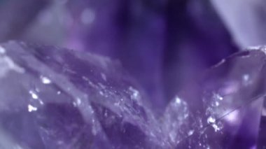 Ametist kuvars. Mor mücevher kristalleri yaklaşıyor. Renkli nadir mineralin dokusu