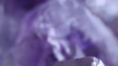 Ametist kuvars. Mor mücevher kristalleri yaklaşıyor. Renkli nadir mineralin dokusu
