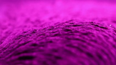 Demir tozu pembe renklerde sivrilir. Demir dolgularının manyetik alana tepkisi, görselleştirme. Manyetik parçacıkların dokusu. Pembe ışıklı modern fütürist arkaplan