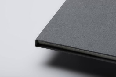 Gri yüzen kitap modeli. Beyaz arka planda izole edilmiş gölgeli boş bir kitabın stüdyo görüntüleri. Üç Boyut