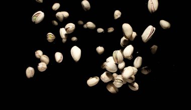 Karanlık arka planda yer fıstığı var. Donmuş zaman. Sağlıklı diyet geçmişi