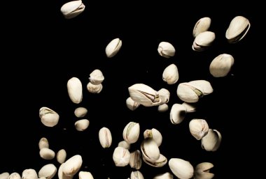 Karanlık arka planda yer fıstığı var. Donmuş zaman. Sağlıklı diyet geçmişi