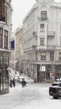 6 Aralık 2024, Brno, Çek Cumhuriyeti: Brno sokaklarına taze kar yağdı. Kış atmosferi. Ulaşım sorunları. Yeni yağmış kar.