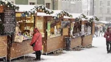 6 Aralık 2024, Brno, Çek Cumhuriyeti: Kasaba meydanında kış atmosferi Noel süslemeleri ile birlikte Zelny trh. Geleneksel dış pazardan alışveriş yapan insanlar. Kar yağıyor.