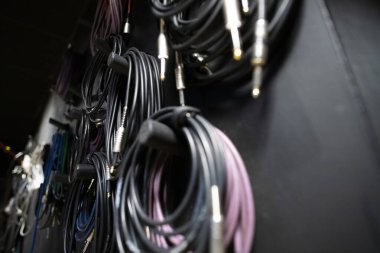 Karanlık bir stüdyoda bir sürü farklı ses ve internet kablosu var. Bağlantı tipleri. Dublaj stüdyosu