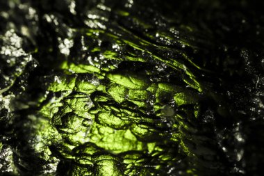Tektit, göktaşı çarpması sırasında oluşan doğal cam. Güzel yeşil değerli taş. Çok nadir bulunan bir mineral. Çek Cumhuriyeti 'nde yasadışı molekül madenciliği. Sert ve keskin bir yüzey. Alternatif terapi.