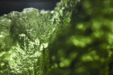 Hakiki bohem molekül taşı. Yaklaş. Tektit, göktaşı çarpması sırasında oluşan doğal cam. Güzel yeşil değerli taş. Çok nadir bulunan bir mineral. Çek Cumhuriyeti 'nde yasadışı molekül madenciliği. Alternatif terapi.