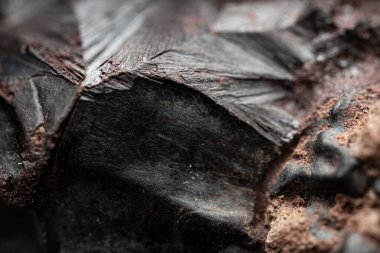 Çiğ hematite yakın çekim. Demir cevheri yüzeyi, gri yansıtıcı mineral dokusu.