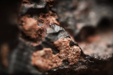 Çiğ hematite yakın çekim. Demir cevheri yüzeyi, gri yansıtıcı mineral dokusu.