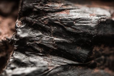 Çiğ hematite yakın çekim. Demir cevheri yüzeyi, gri yansıtıcı mineral dokusu.