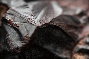 Çiğ hematite yakın çekim. Demir cevheri yüzeyi, gri yansıtıcı mineral dokusu.