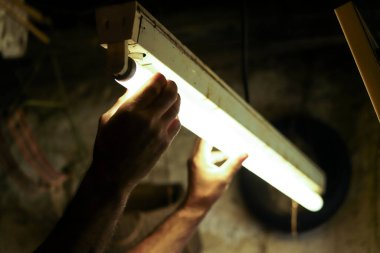 Erkekçe kollar keskinleştiriyor ve çekiç kullanarak eski bir bıçağı onarıyor.