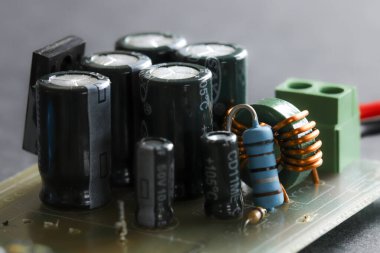 Elektronik devre kapatılıyor. Kondansatörlü ve elektrik kablolu LED ışık devresi. Yapay zeka ve kuantum hesaplama teması arka planı