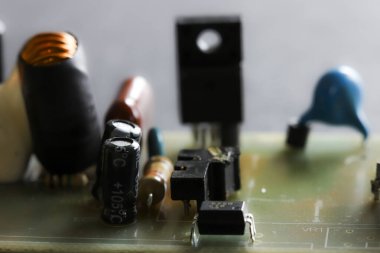 Elektronik devre kapatılıyor. Kondansatörlü ve elektrik kablolu LED ışık devresi. Yapay zeka ve kuantum hesaplama teması arka planı