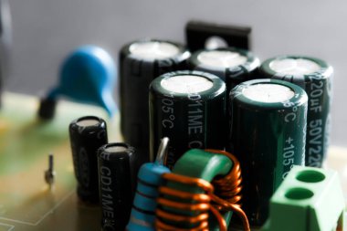 Elektronik devre kapatılıyor. Kondansatörlü ve elektrik kablolu LED ışık devresi. Yapay zeka ve kuantum hesaplama teması arka planı