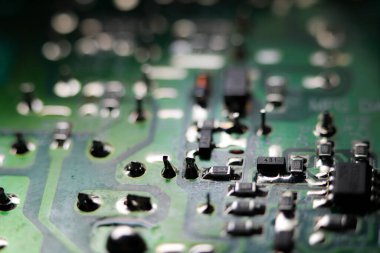 Elektronik devre kapatılıyor. Kondansatörlü ve elektrik kablolu LED ışık devresi. Yapay zeka ve kuantum hesaplama teması arka planı