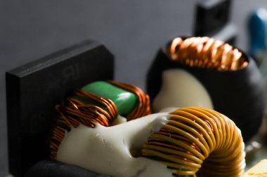 Elektronik devre kapatılıyor. Kondansatörlü ve elektrik kablolu LED ışık devresi. Yapay zeka ve kuantum hesaplama teması arka planı