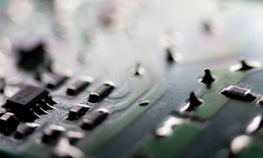 Elektronik devre kapatılıyor. Kondansatörlü ve elektrik kablolu LED ışık devresi. Yapay zeka ve kuantum hesaplama teması arka planı