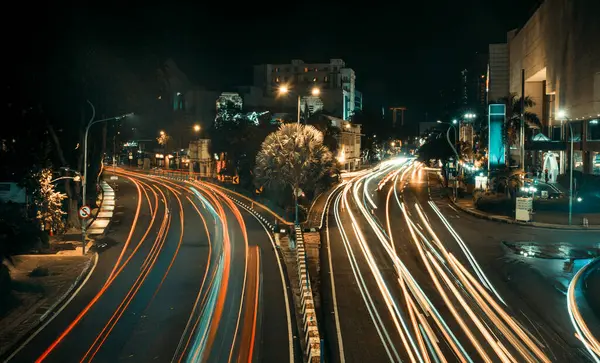 Gece şehirde trafik vardı.