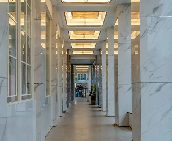 Kiraz Çiçekleri ve Kırmızı Fenerler Çin 'de Yeni Yıl Kutlaması