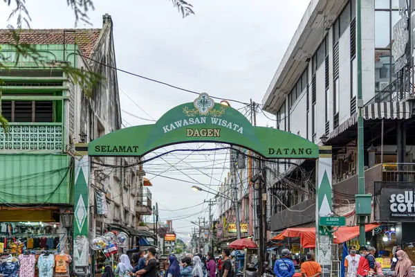 Kiraz Çiçekleri ve Kırmızı Fenerler Çin 'de Yeni Yıl Kutlaması