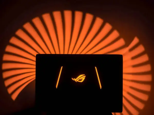 ROG Dizüstü bilgisayarı Sanatsal Işıklandırma ve Ambiance ile gösterildi