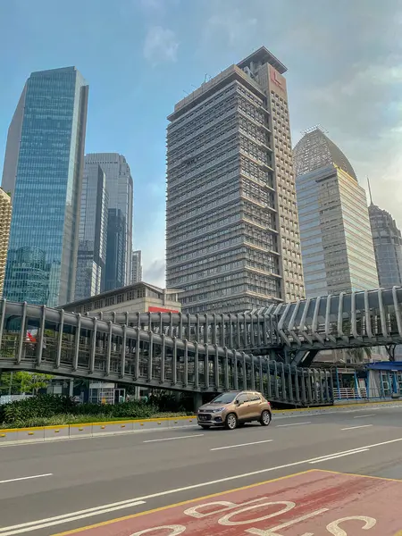 Endonezya 'da Altın Arabalı ve Modern Binalı Şehir