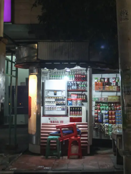 Gece vakti Sokak Satıcısı İçki ve Atıştırmalık Satıcısı