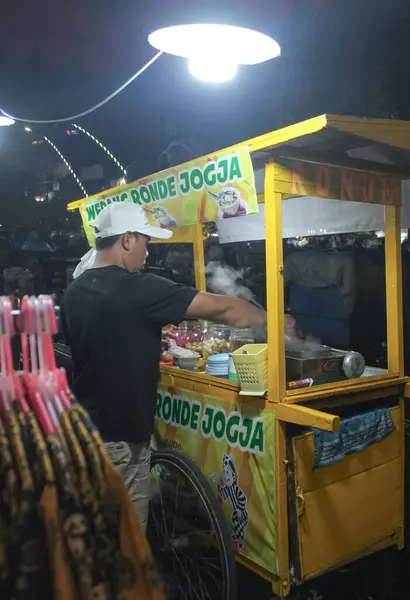 Endonezya 'da bir gece pazarında Ronde Jogja' yı hazırlayan bir sokak yemeği satıcısı..