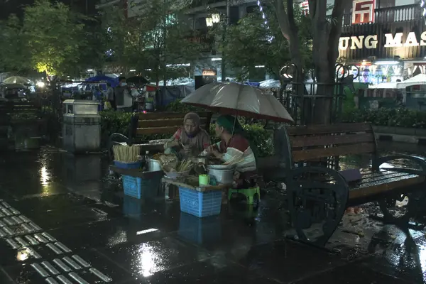 Endonezya 'da Yağmurlu Gece Gıda Sahnesi