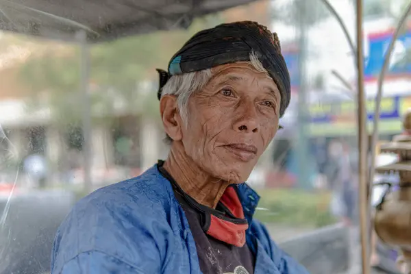 Geleneksel Cava kıyafeti giymiş yaşlı bir adamın portresi.