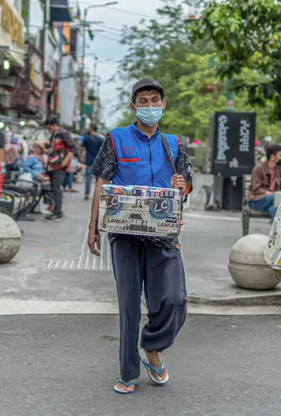 Günlük Şehir Etkinliği sırasında Yogyakarta 'da Kaldırımda Maske Satıcısı Eşyalar Satıyor