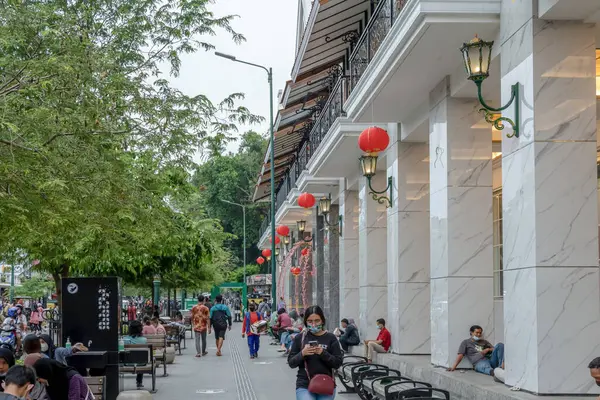 Dükkanları ve insanları olan canlı yayalar, tipik bir şehir manzarası..