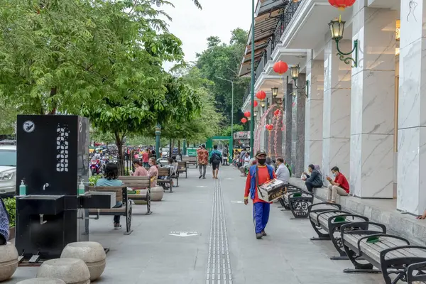 Yogyakarta, Endonezya 'da bir yaya caddesinde canlı bir sahne