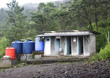 Dağlık bir ortamda umumi tuvalet ve su tankları