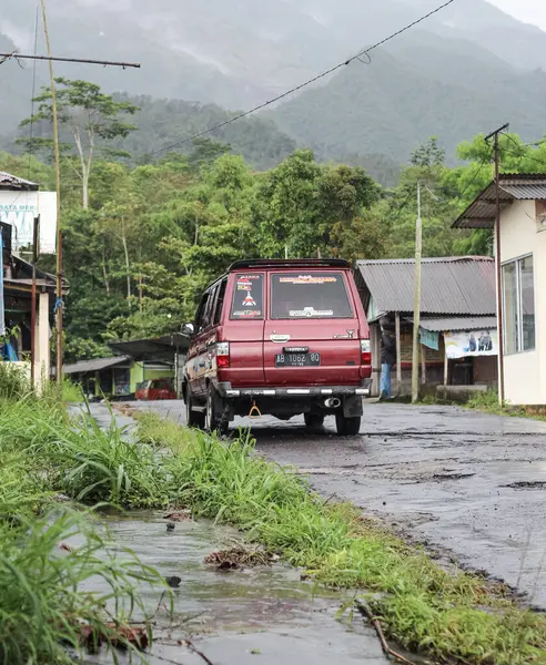 Endonezya 'da bir dağ yolunda kırmızı araba.