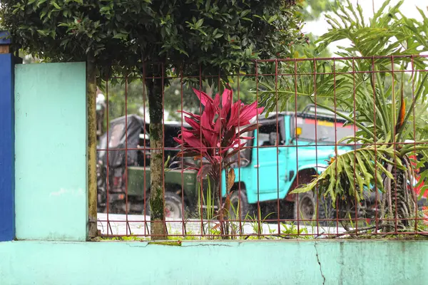 Teal Jeep Kırmızı Santralle Çitin Arkasına Park Etti