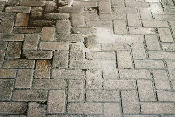 Yıpranmış tuğla kaldırıma yakın çekim