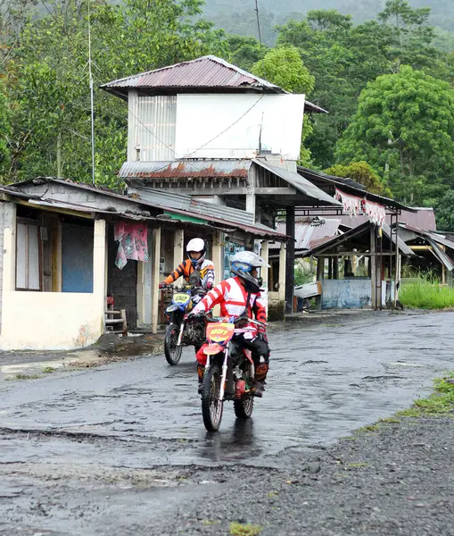 Motosikletliler Kirli Yoldaki Bir Köyde Yarışıyor