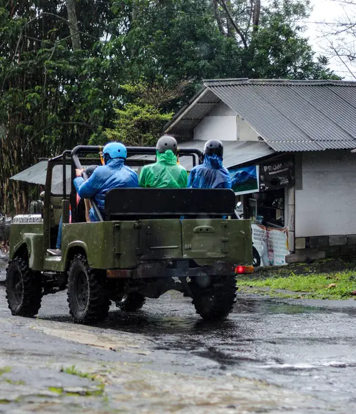 Yağmurda cip macerası
